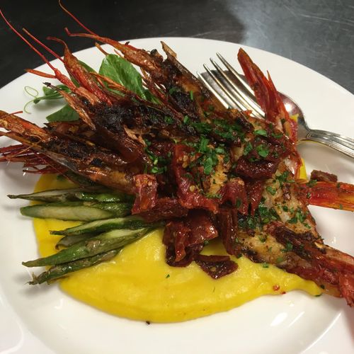 Scampi with asparagus and saffron sauce