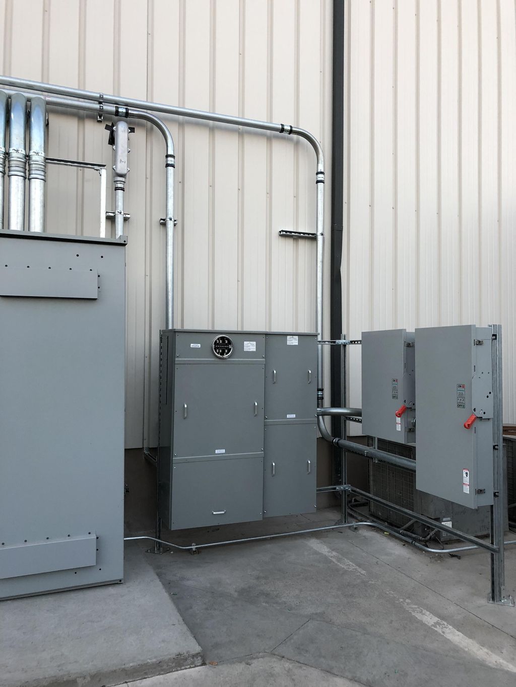 400 AMP Service with 2 Disconnects (1) Fuse (1) No