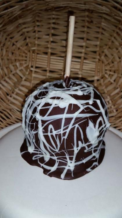 Carmel apple: Honey crisp apple, milk chocolate, w