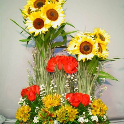 Beautiful arrangement of Roses and Sunflowers, esp