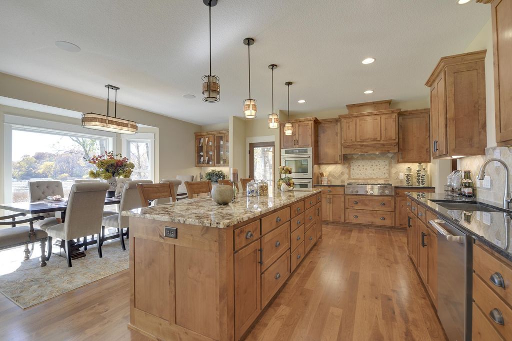 Custom Home Builder in Minnetonka, Artisan Tour
Li