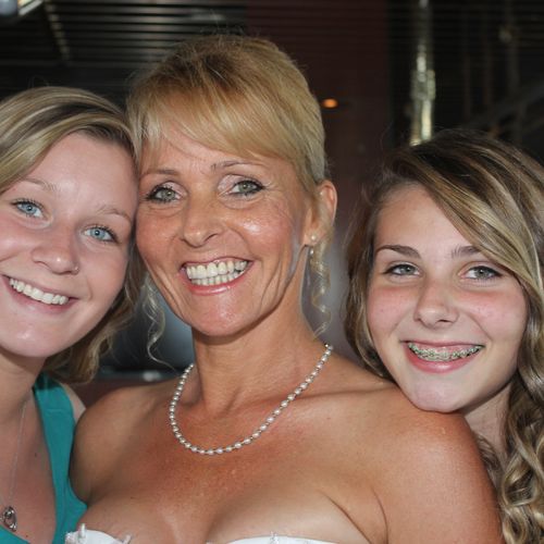 Mom and daughters wedding day
