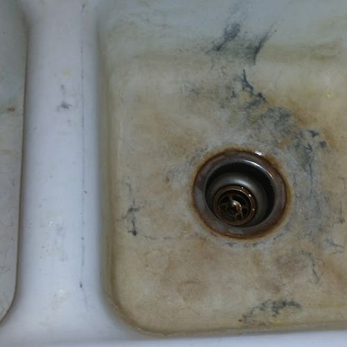 Dirty Kitchen sink before we arrived