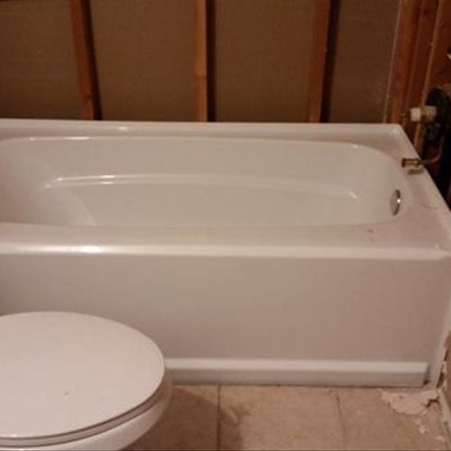 White steel bath tub install.