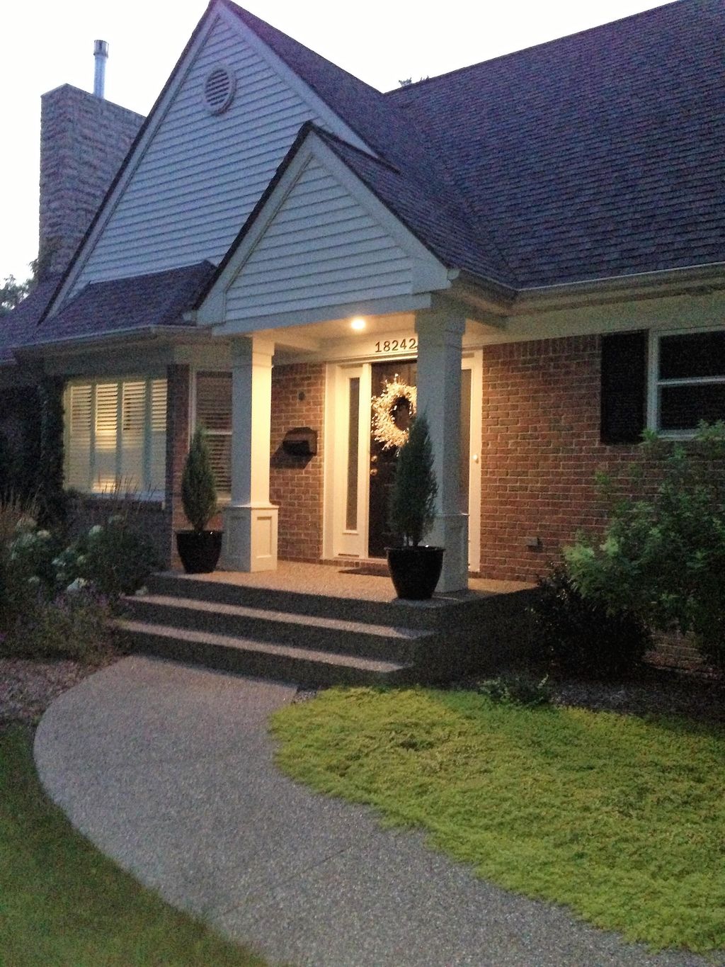 Entryway columns and ceiling