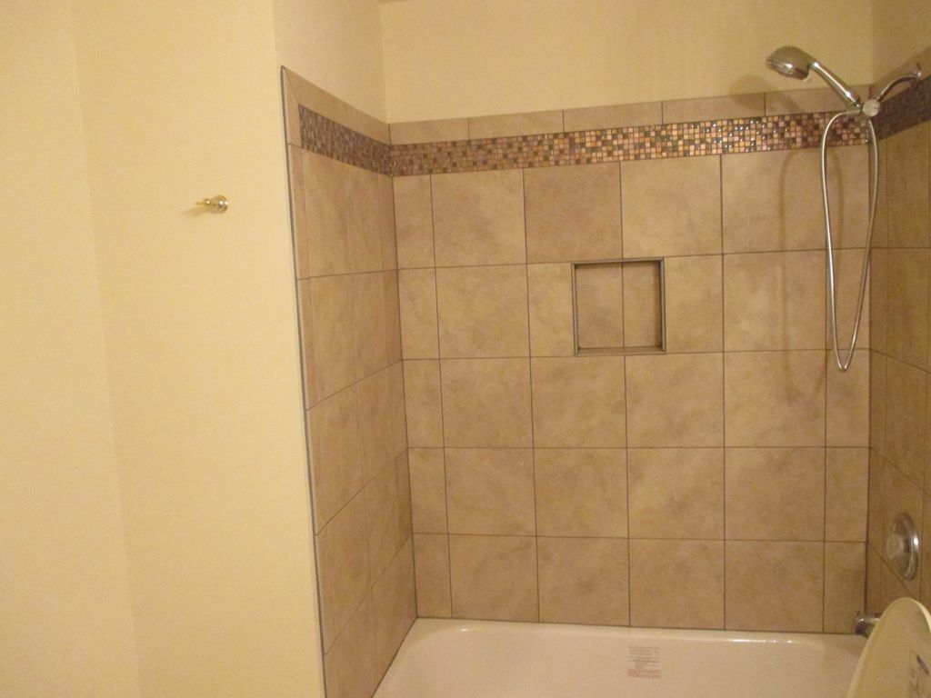 Ceramic tile Tub surround, this bathroom had a fib