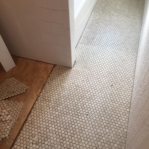 Bathroom Tile - Before - Newton