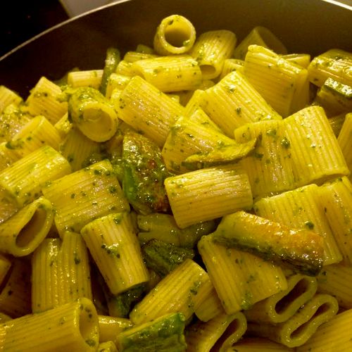 1/2 Rigatoni with Pesto sauce, zucchini and saffro