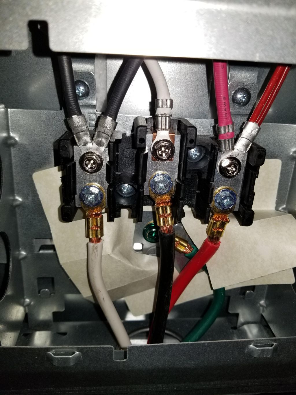 😲Found this on a new install. The colors must matc