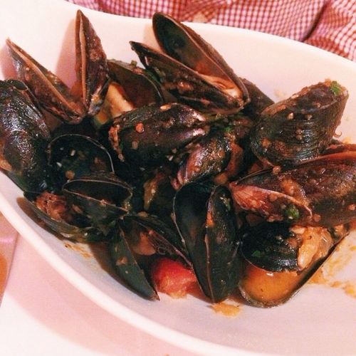P.E.I. Moules Marinières: Mussels, shallots, garli