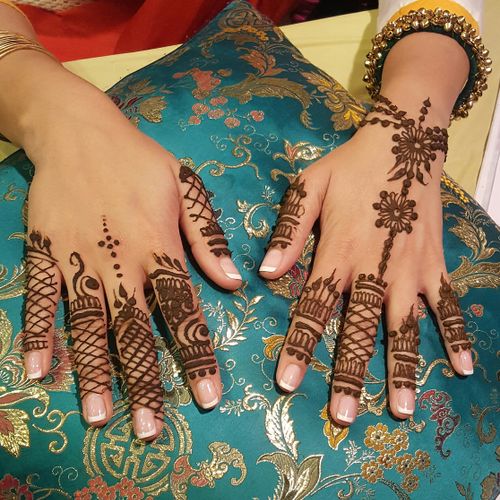 Henna on bride's best friend