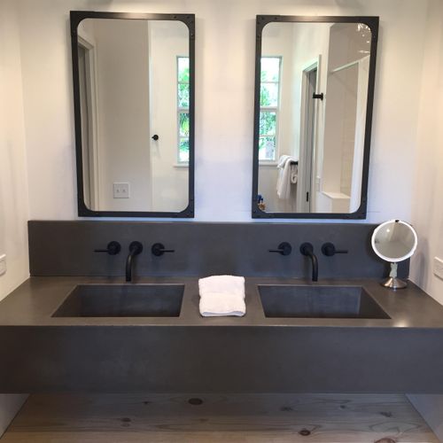 Floating vanity with integrated sinks and backspla