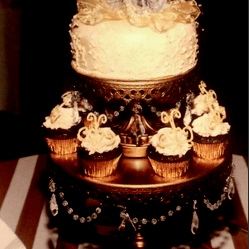 Wedding cake arrangement with cupcakes centered al