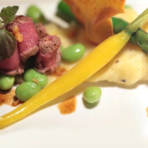 Roasted beef, baby carrots,broad beans, potato pur