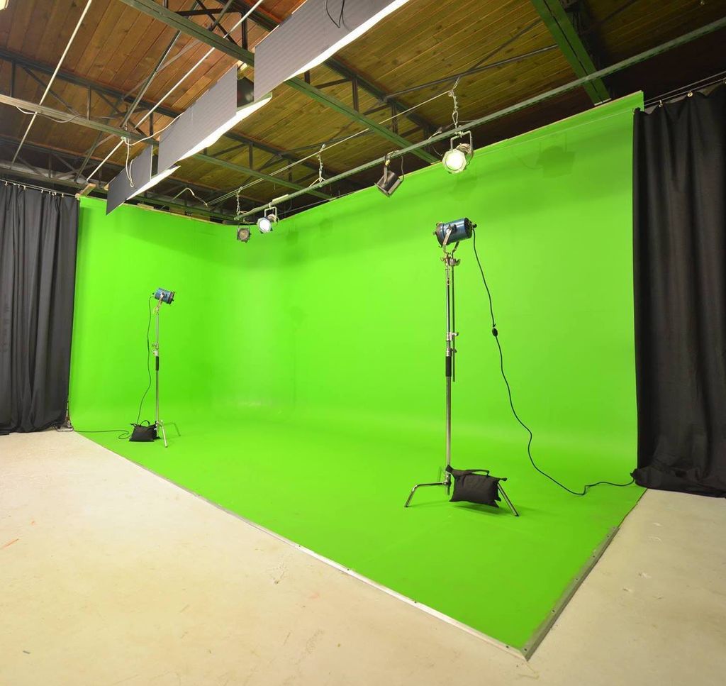 Pre-lit 12´H 20´W 11´D cyclic green screen.