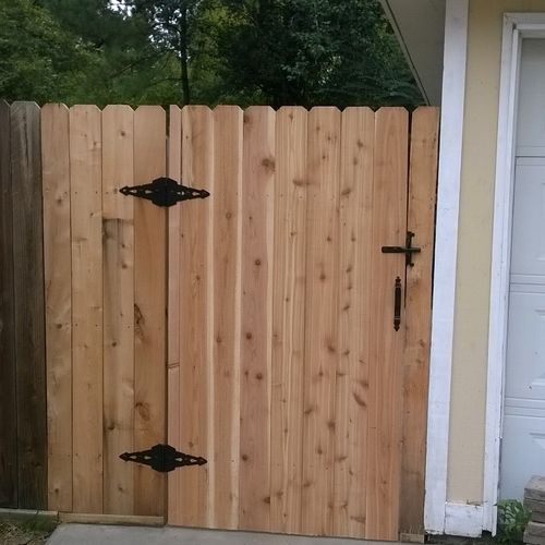 Partial fence replacement and gate install . .