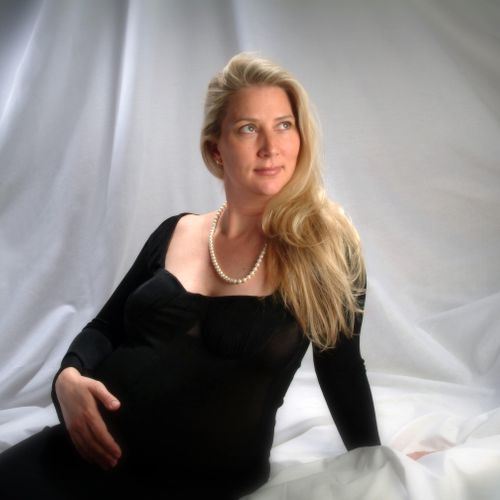 A Veronica Lake look-alike maternity session done 