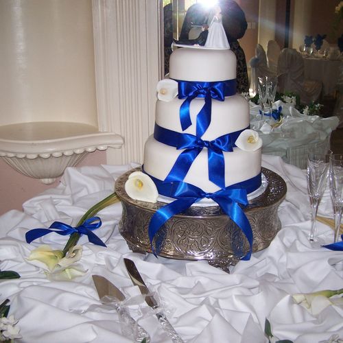 Callas and blue satin, Cake deign by AYS