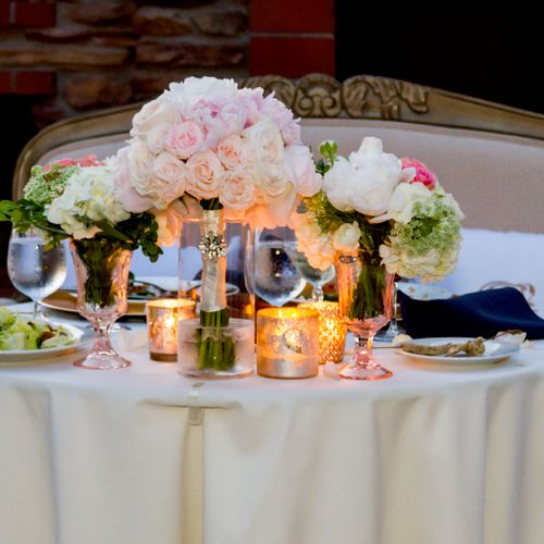 Candlelit sweetheart table, so romantic! 

Photo C
