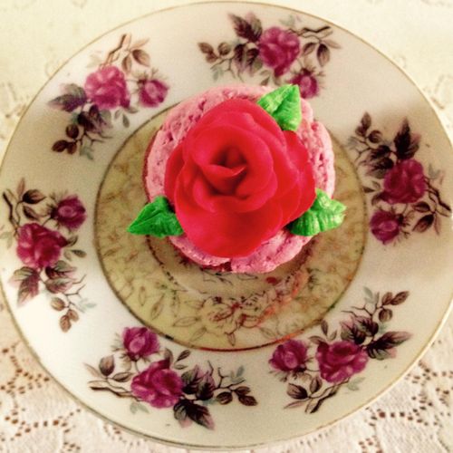 red fondant rose cupcake