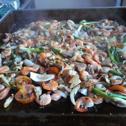 Fresh and delicious Shrimp fajita cook right on th