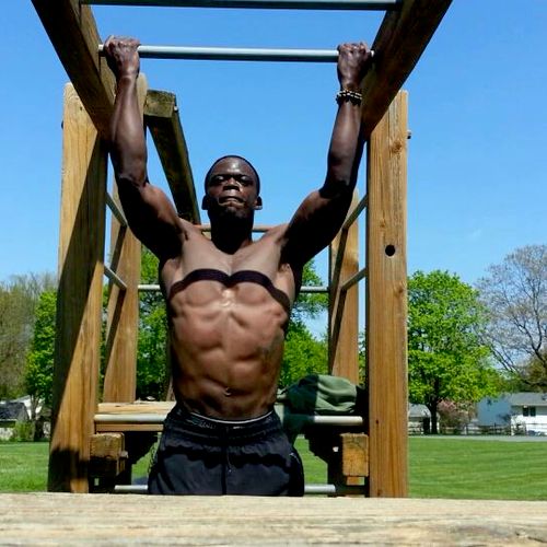 Outdoor session with a Men's physique model and Tr