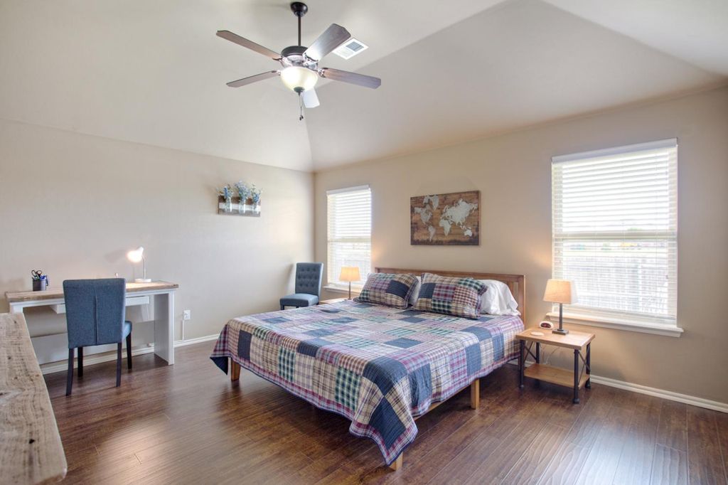 AirBnB #1 - Fresh Linens and spotless floors