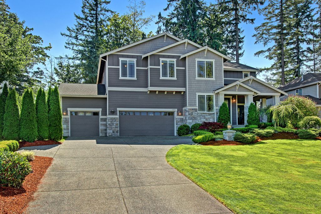 Beautiful 4 bed home w/office located in desirable