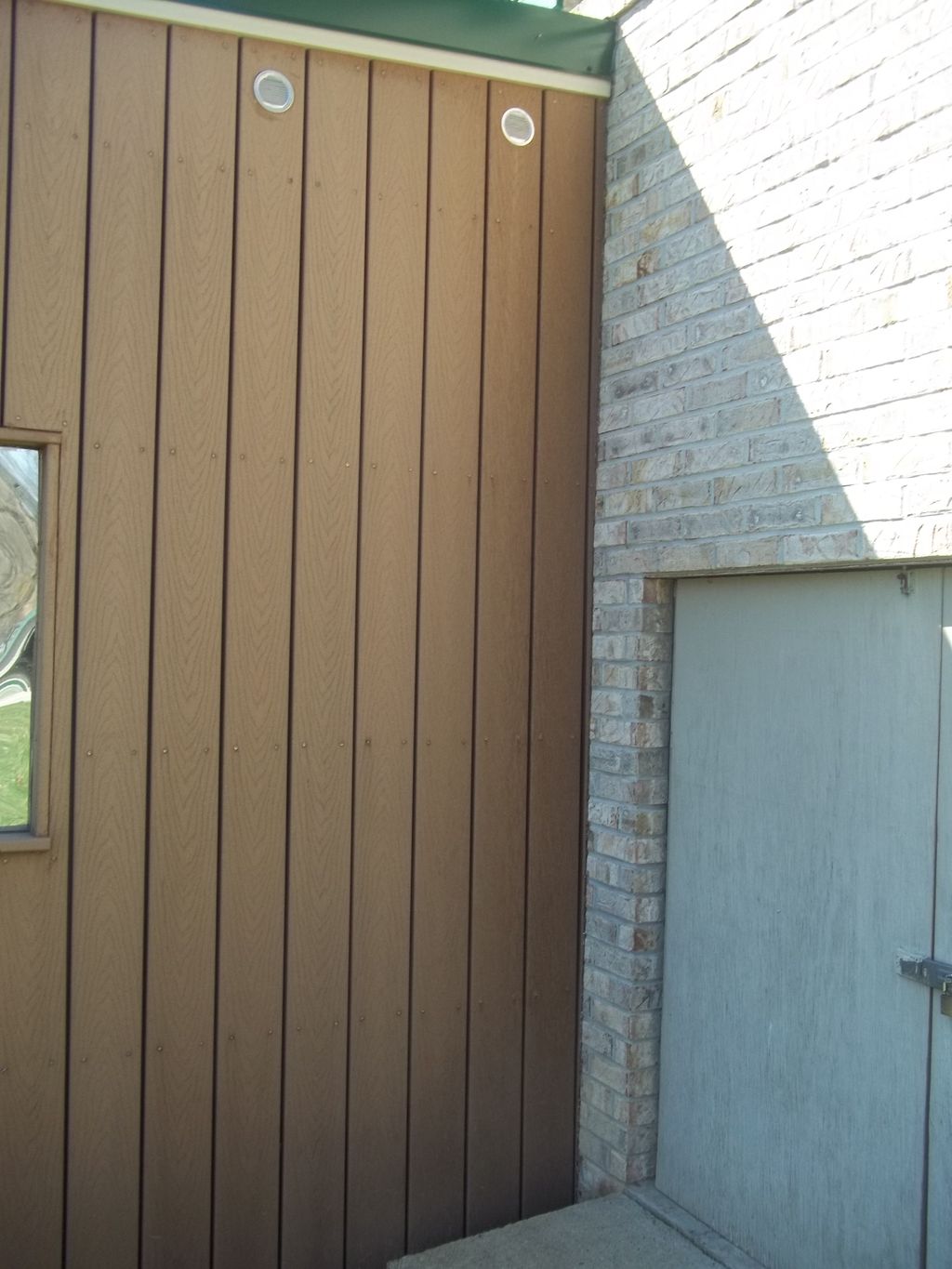 this is the outside back corner of the hot tub roo