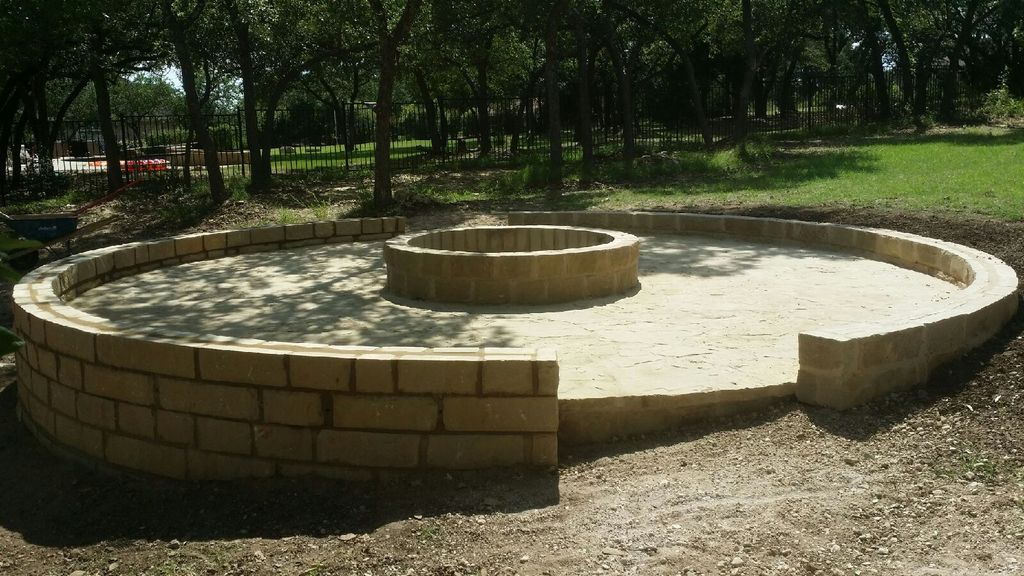 Outdoor Fire Pit and Sitting Area