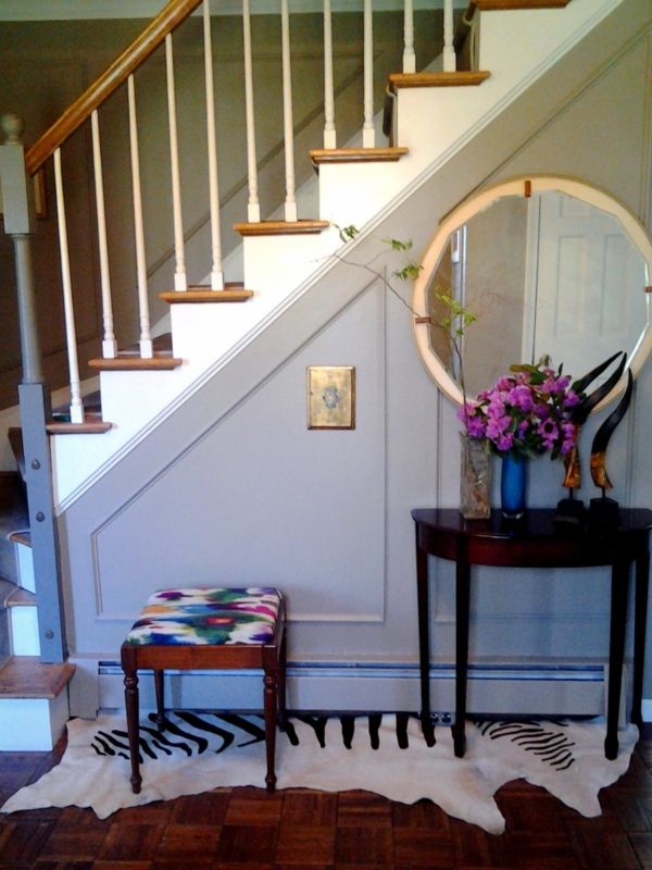 Foyer with Picture Molding