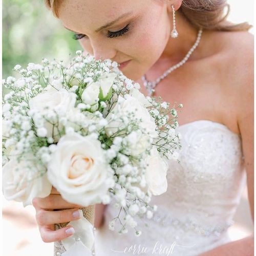 Bride with a more soft look and false lashes 
