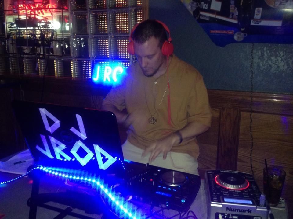 In action at a bar I used to work 🎉🎤 I love blendi