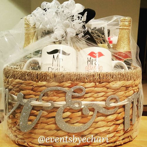 Mr&Mrs Newlyweds Gift Basket 