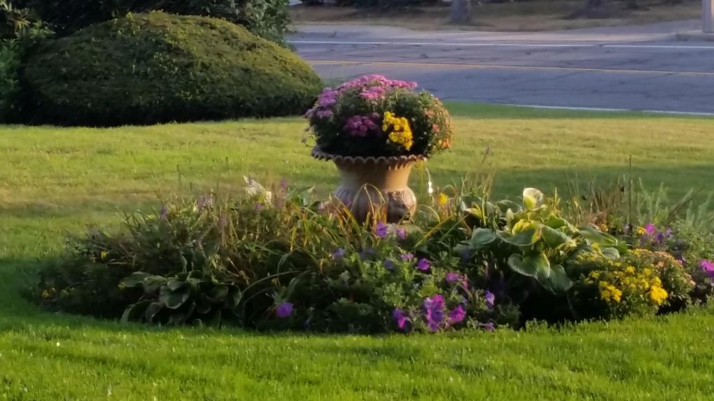 Decorate all containers, urns and props