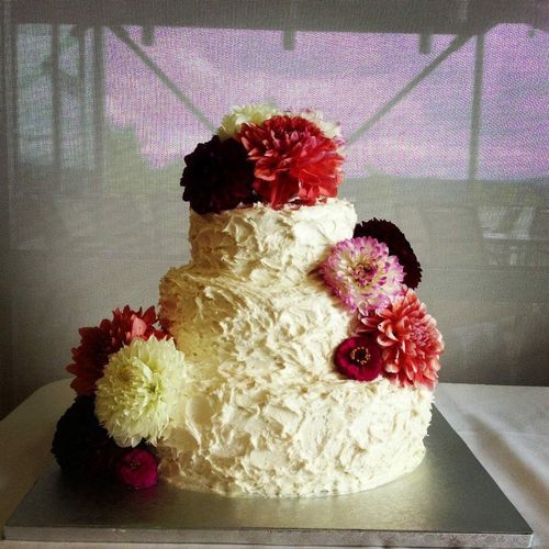 Dahlia wedding: Raspberry Almond White Cake