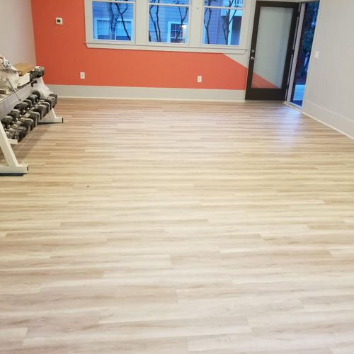 Ccommercial vinyl plank in a gym 