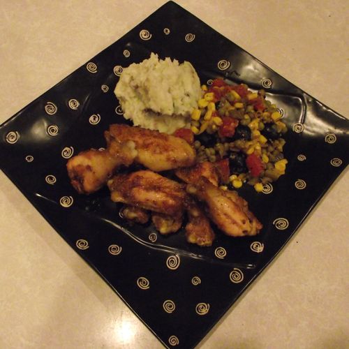 CHICKEN WINGS WITH MASHED POTATOS  AND VEGETABLES