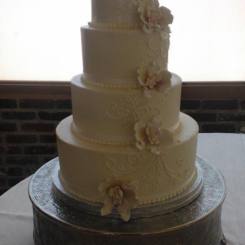 Beautiful white on ivory piping accented with gump