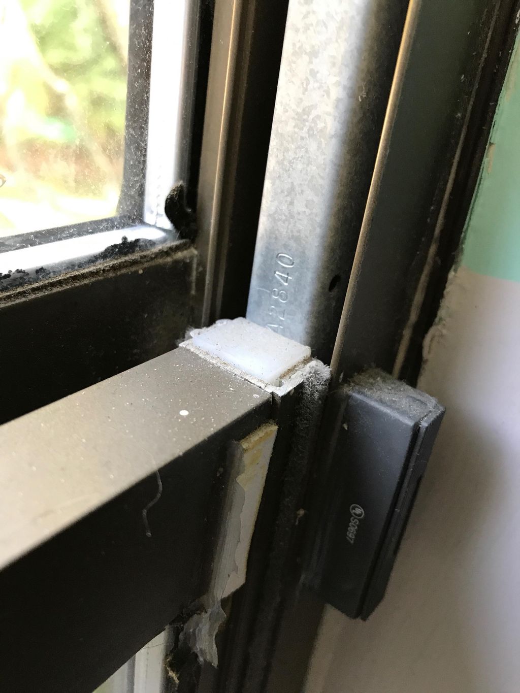 An old (80s-90s) kinco window with a balance rod t