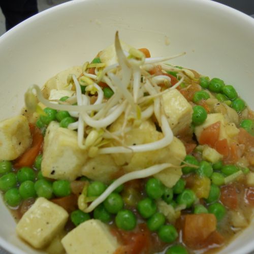 All vegetable udon noodle bowl with frieed tofu