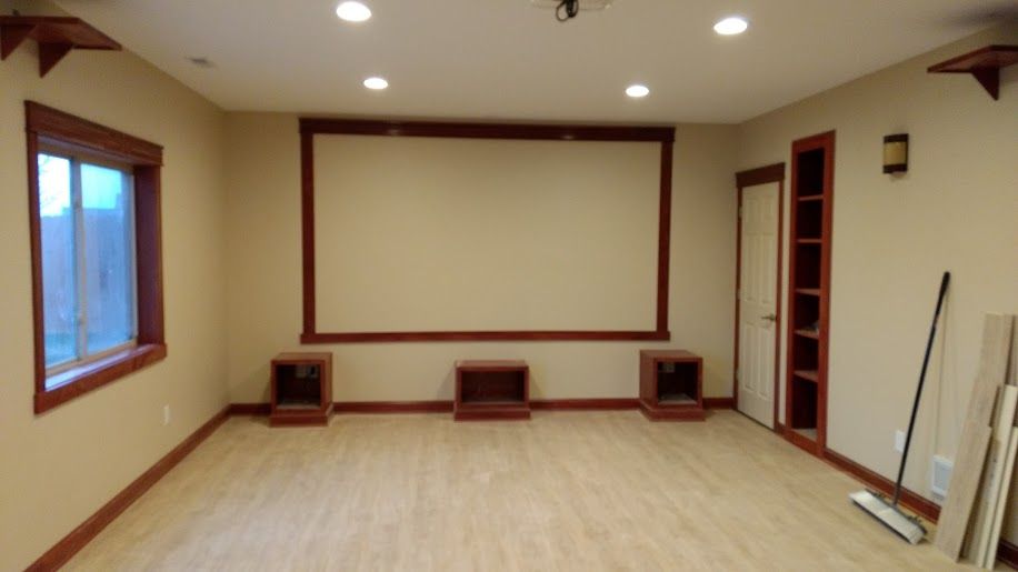 Basement Finish Rescue. Projector screen cased sur