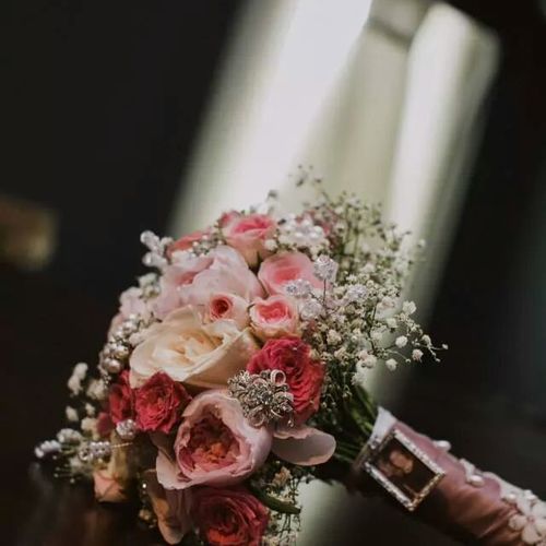 Fresh Pink roses and Baby's Breath