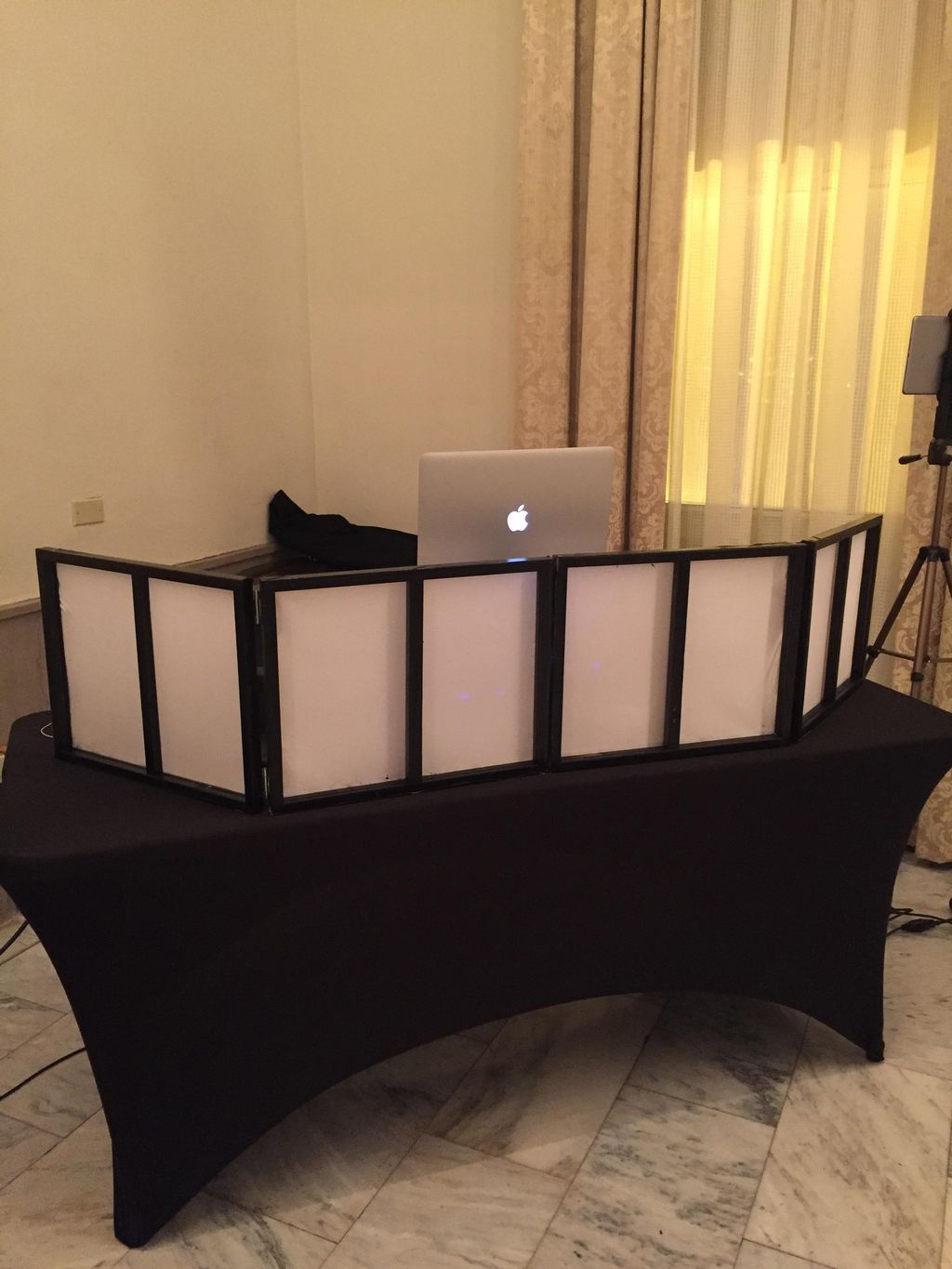 Contained elegant setup without the views of messy