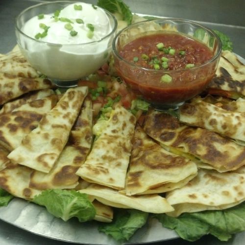 Cheese, vegetable and chicken quesadilla wedges se