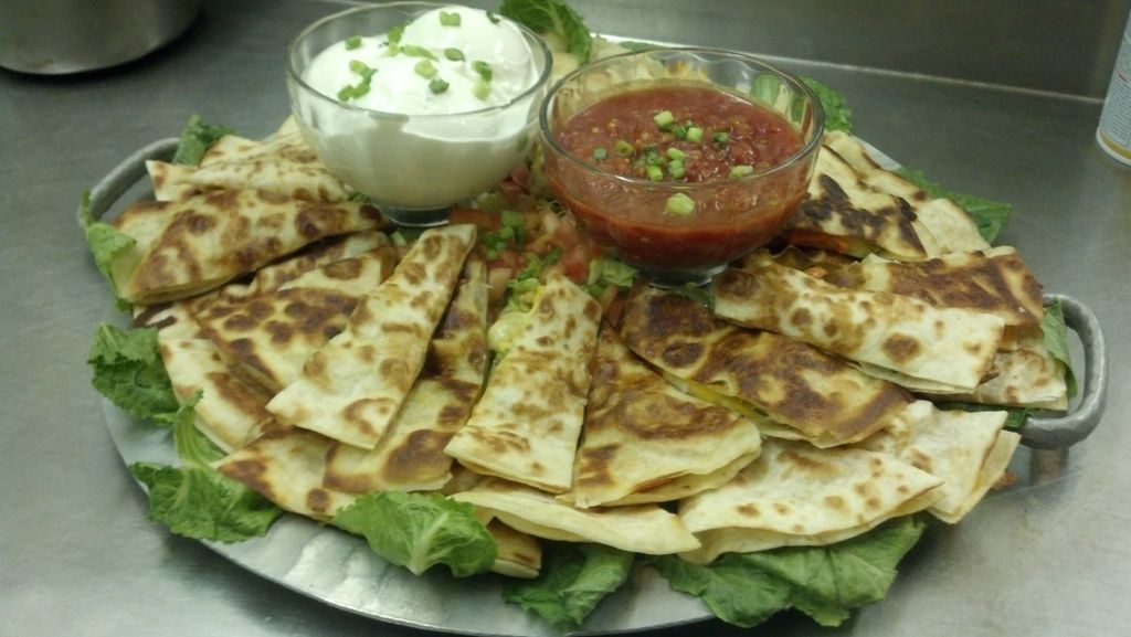 Cheese, vegetable and chicken quesadilla wedges se