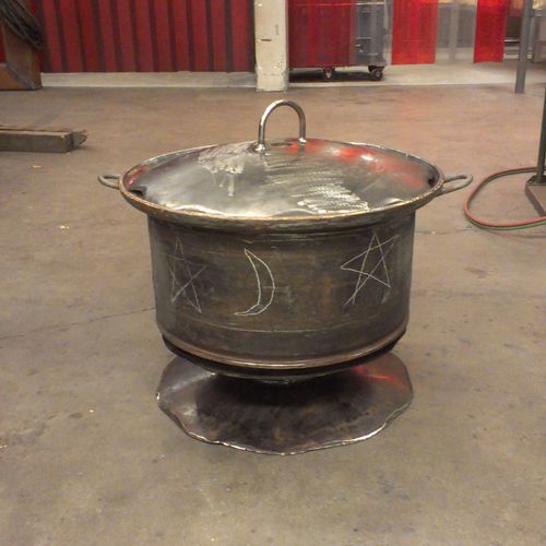 A fire pit with lid