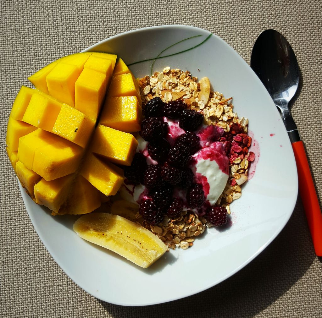 Toasted coconut muesli & fresh fruit