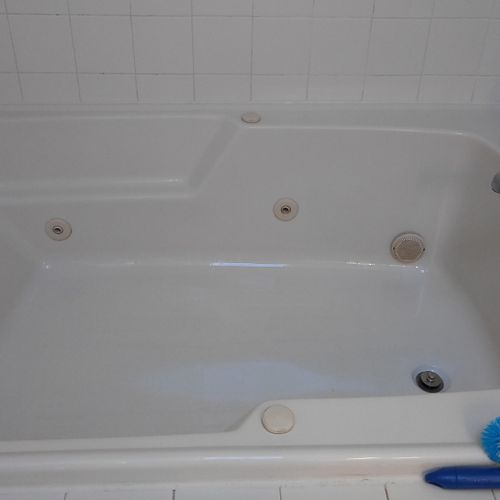 Master bath tub/shower AFTER we cleaned