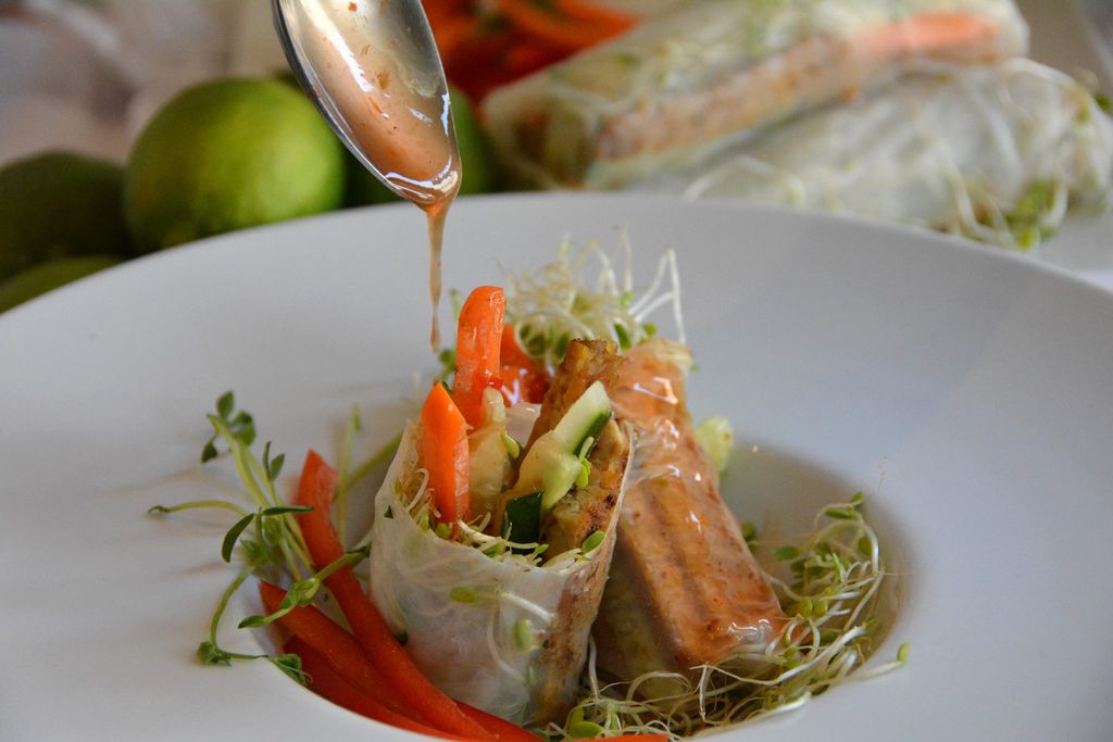 Vietnamese rice paper roll (tofu or shrimp) with s